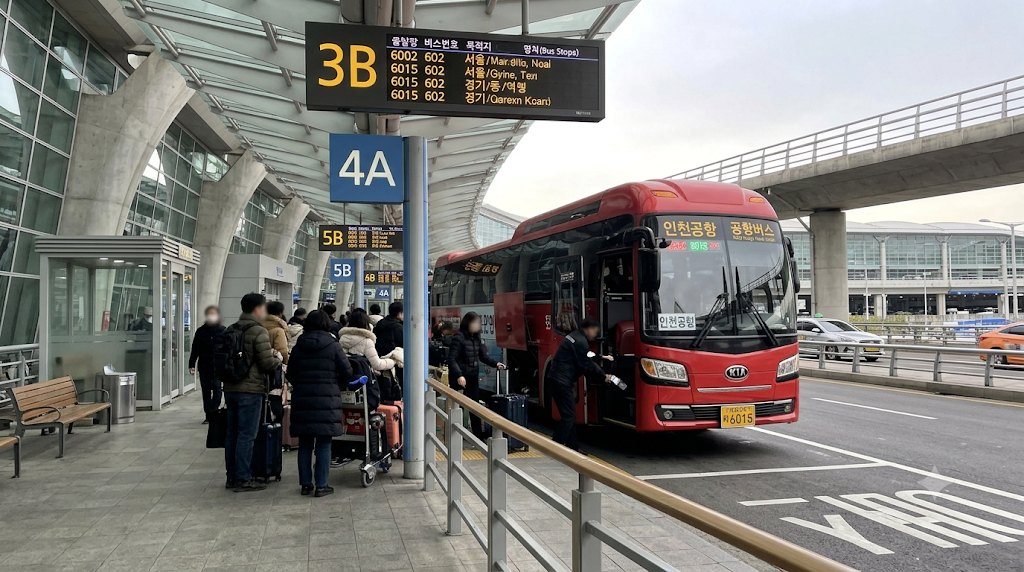 Parada de autobús del aeropuerto fuera del vestíbulo de llegadas